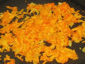 обжареные морковь и лук для гарнира из чечевицы